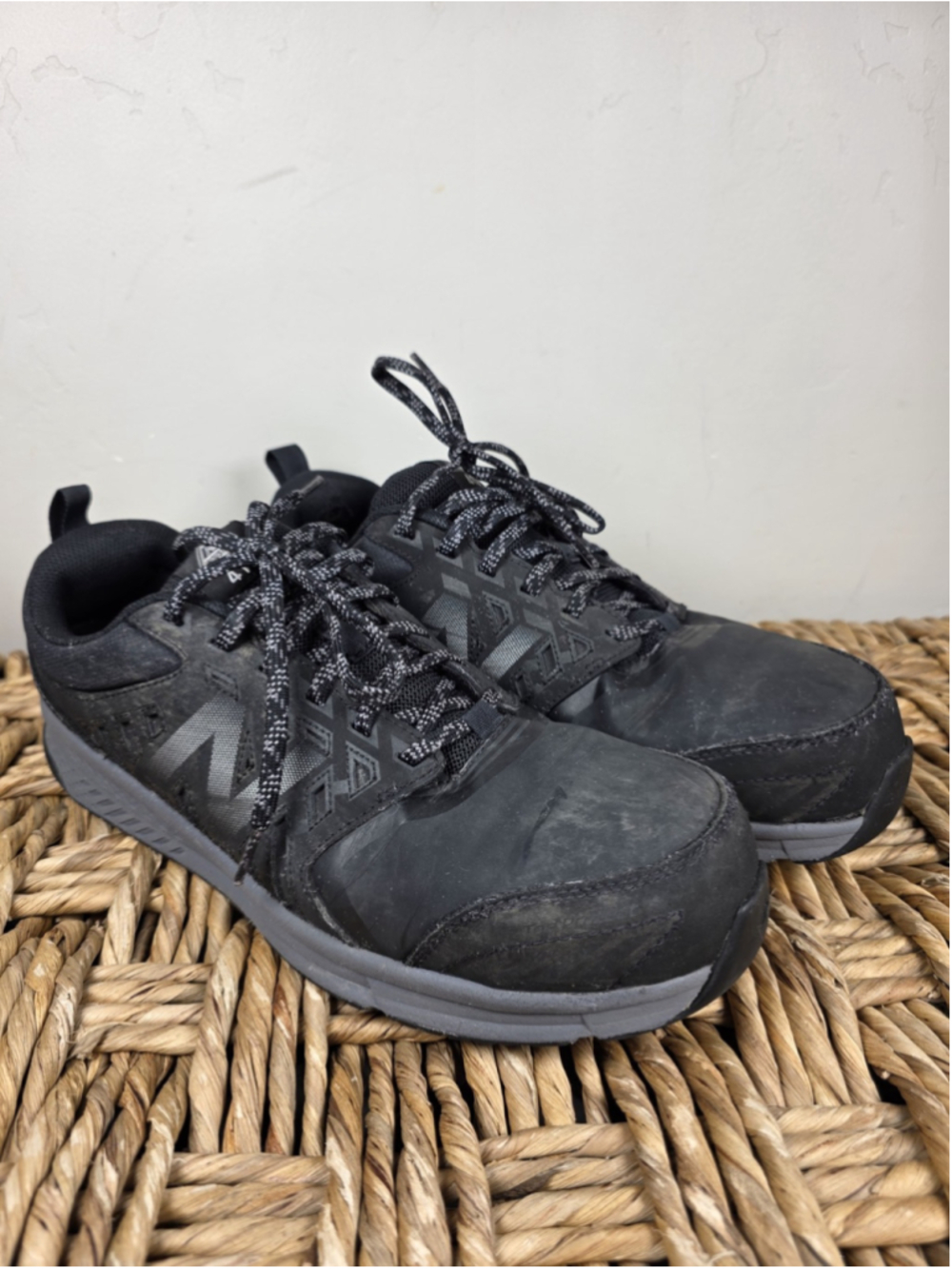 New Balance Mens Sz 11 Alloy Toe Work Shoes Black Slip Resistant Safety Sneakers